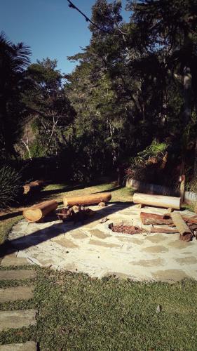 彼得罗波利斯Casa no Céu的公园里一堆木头和长凳