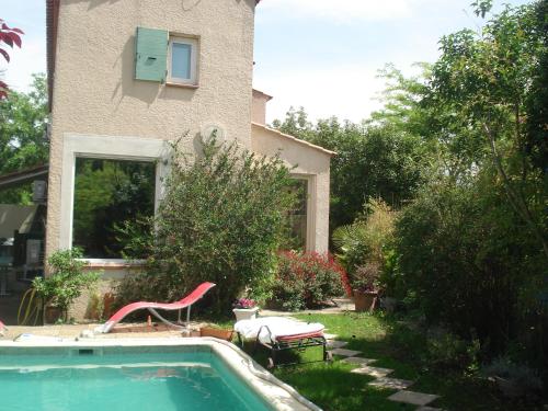 APPARTEMENT EN SOUS SOL DE VILLA avec accès jardin et piscine内部或周边的泳池