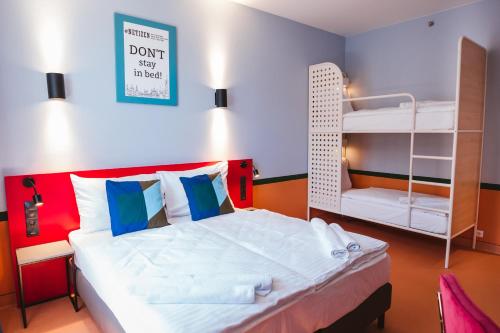 布达佩斯NETIZEN Budapest Centre的一间卧室配有一张床和一张双层床。