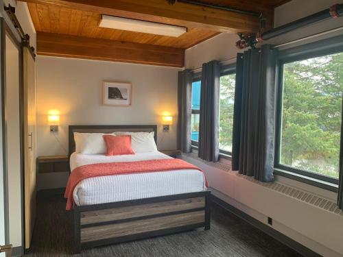 西沃德Seward Adventure Lodge的一间卧室设有一张床和一个大窗户