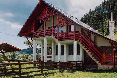BilborLa Casieru的红白色的房屋,设有木栅栏