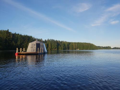 奥卢Koivuranta Igloos的湖中的小船