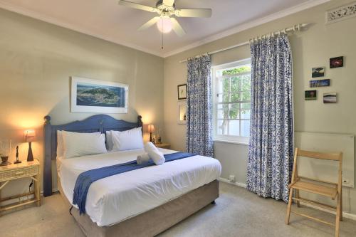 开普敦E Stamford Road的一间卧室设有一张大床和一个窗户。