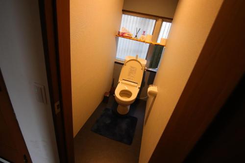 富士市Running Bare的一间小浴室,在摊位设有厕所