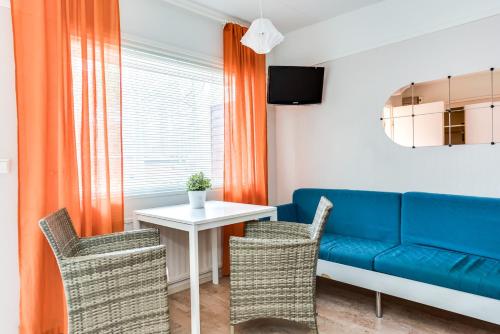卡拉约基Rantakallan Rinne rivitalohuoneet的客厅配有蓝色的沙发和桌子