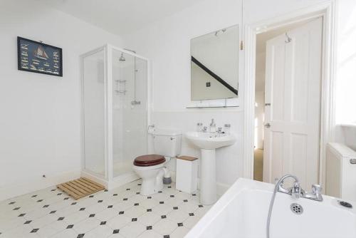 迪尔逊尼克罗夫特旅馆的白色的浴室设有卫生间和水槽。
