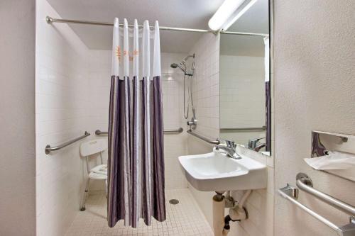 阿尔伯克基阿尔伯克基机场拉金塔酒店的一间带水槽和淋浴的浴室