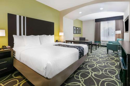 泰勒大学校区拉金塔旅馆及套房酒店客房内的一张或多张床位