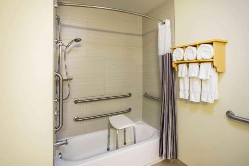 罗切斯特La Quinta by Wyndham Rochester Mayo Clinic Area South的带淋浴和浴缸的浴室