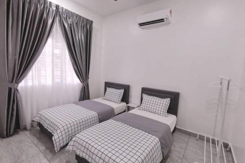 芙蓉Stay Inn Sikamat (Seremban Homestay)的带窗户的客房内设有两张单人床。