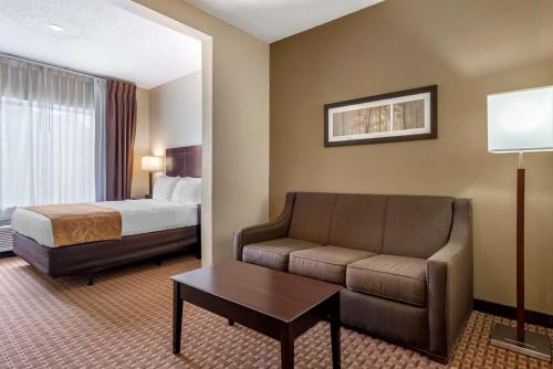 马里恩Comfort Suites的酒店客房,配有床和沙发