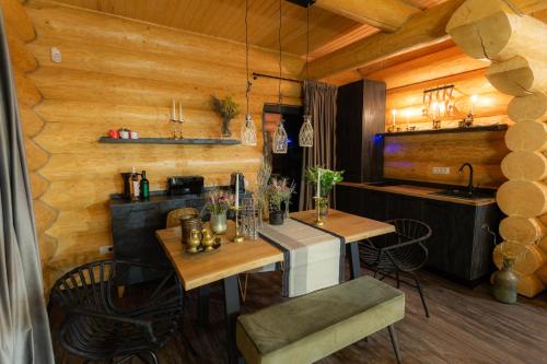 布朗Resort Back To Nature的一间带两张桌子的用餐室和一间厨房