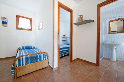法维尼亚纳米拉马雷公寓式酒店的一间卧室配有床、镜子和水槽