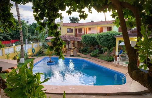圣多美São Pedro Guesthouse的房屋前的游泳池