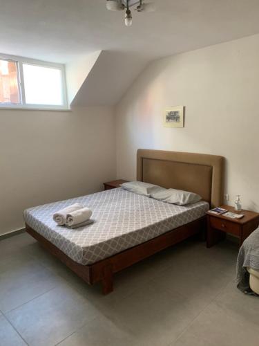 海若克利欧Centrally Located Private Rooms的一间卧室配有一张床,上面有两条毛巾