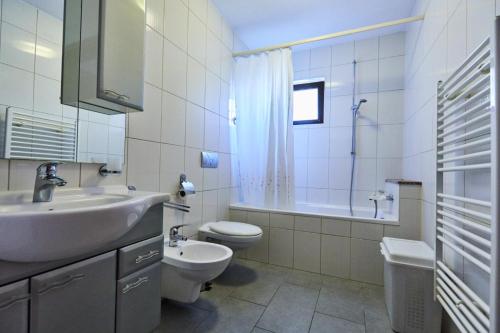 Sutjeska的一间浴室
