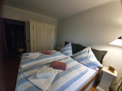 卑尔根Pension Petersen的一间卧室配有一张带蓝白色枕头的大床