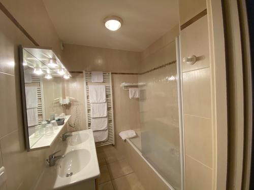 萨尔拉拉卡内达邦安克特酒店的带淋浴、盥洗盆和镜子的浴室