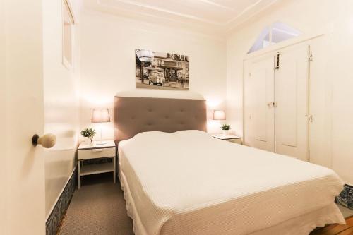 里斯本Belem Prestige by Homing的一间小卧室,配有白色的床和一张书桌