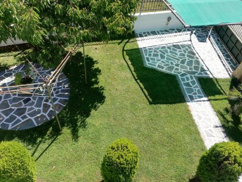 NeokaisáreiaVoula home -IOANNINA-NEOKESARIA的享有庭院的空中景致,设有游泳池
