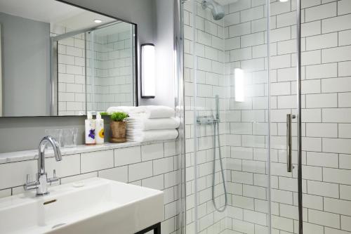 伦敦Lime Tree Hotel的白色的浴室设有水槽和淋浴。