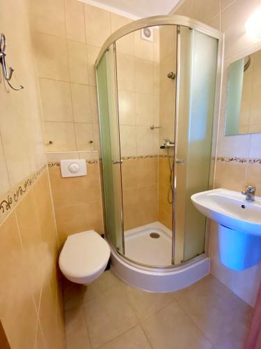 加茨比亚格拉Willa Octavia II的带淋浴、卫生间和盥洗盆的浴室