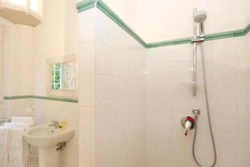 彼得拉桑塔丽莫纳伊亚住宿加早餐旅馆的带淋浴和盥洗盆的浴室