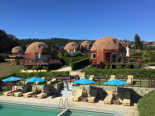 皮奇勒姆德默什披市勒亩山林小屋的一个带游泳池、桌子和遮阳伞的度假村