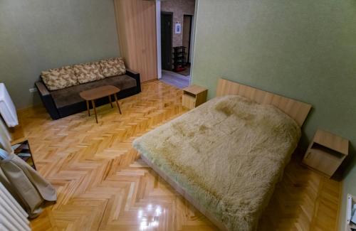 Трехкомнатная квартира в курортной части города Железноводска客房内的一张或多张床位