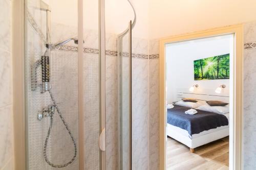 吕本Hotel am Hain的带淋浴的浴室和客房内的一张床