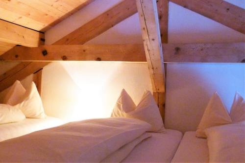 比维奥菲林格力处纳公寓的客房内的双层床配有白色枕头