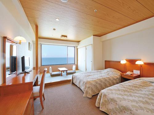 木更津Ryugujo Spa Hotel Mikazuki Ryugutei的酒店客房设有两张床和大窗户。