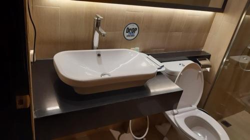 棉兰Topotels旗下棉兰波尼亚酒店的一间带水槽和卫生间的浴室