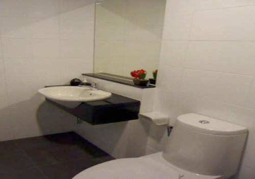 曼谷拉查达雅庭13公寓式酒店 的浴室配有白色卫生间和盥洗盆。