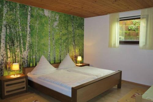 HinterweilerFerienwohnung Christina的一间卧室配有一张带木壁床的卧室