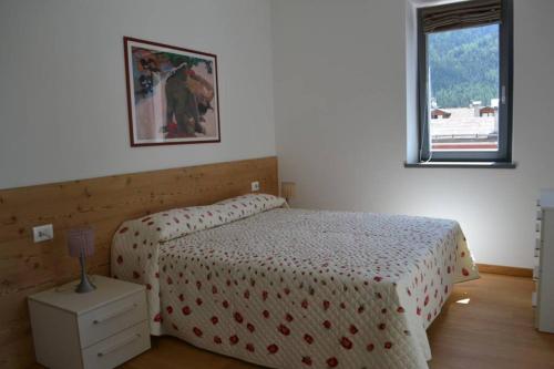 马累Appartamento Casa Alpi的一间卧室设有一张床和一个窗口