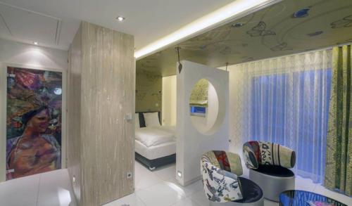 基尔维莱梦之迷你套房旅馆的客房设有带一张床和镜子的卧室