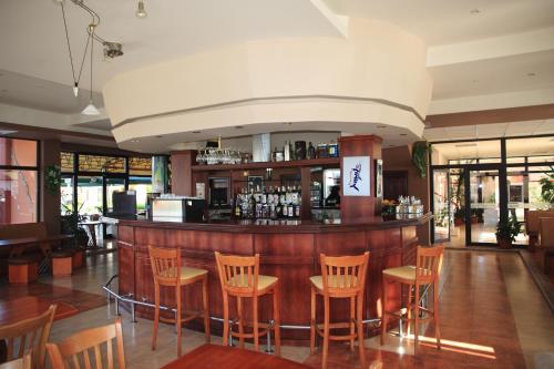 萨莫科夫Hotel Grand的餐厅内的酒吧,配有木椅