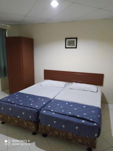 邦咯Pangkor fun fun fun apartment的一间卧室配有一张蓝色和白色床单的床