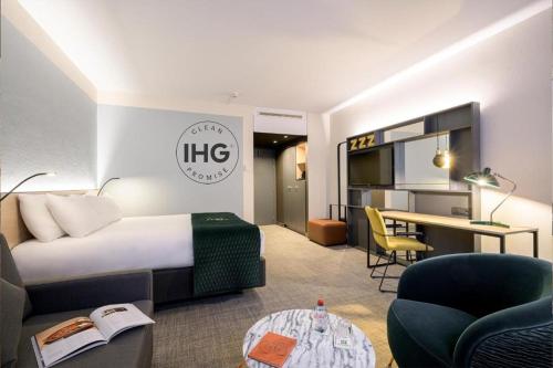 哈瑟尔特哈瑟尔特假日酒店的配有一张床和一张书桌的酒店客房