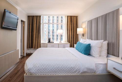 纳奈莫多切斯特贝斯特韦斯特酒店的酒店客房设有一张白色大床和一个窗户。