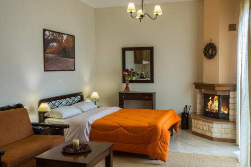 卡尔派尼西翁科里桑德拉公寓的一间卧室配有一张床和一个壁炉