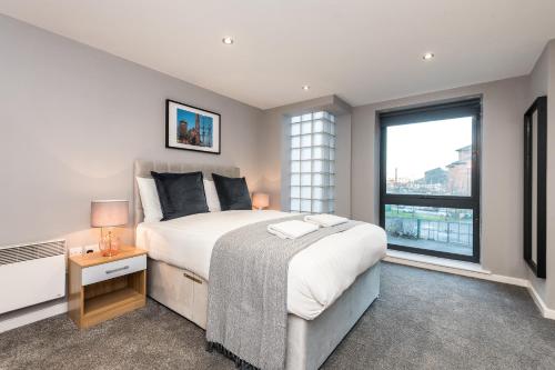 利物浦Host & Stay - Shaw's Place的一间卧室设有一张大床和一个窗户。