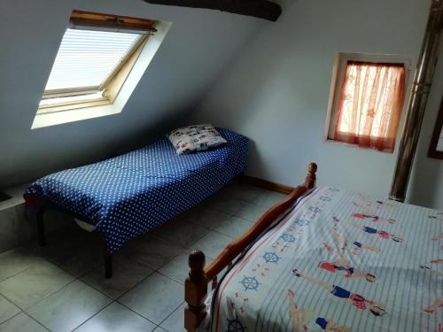 Beauchêne小庄园民宿的一间小卧室,配有床和窗户