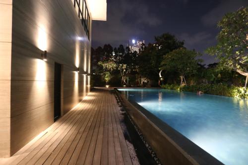 雅加达Veranda Serviced Residence Puri的大楼旁的游泳池