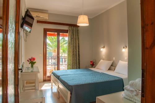 罗达Eleni Apartments的酒店客房设有一张床和一个阳台。