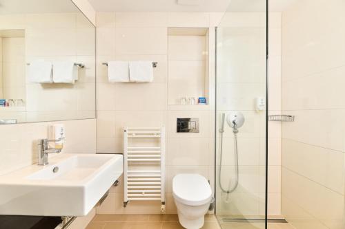 波雷奇Hotel Mediteran Plava Laguna的一间带水槽、卫生间和淋浴的浴室