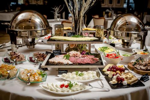 瓦乌布日赫克雄日酒店的一张桌子上有很多种不同的食物