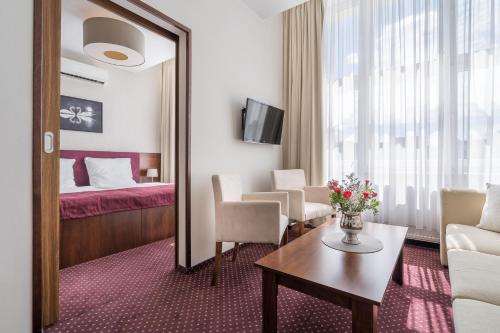 布罗德尼察斯托尔可酒店的酒店客房配有床、桌子和镜子