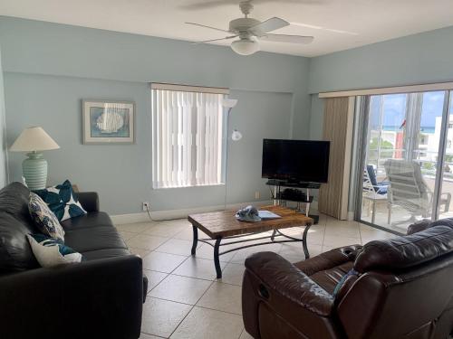 西耶斯塔岛Island House Beach Resort 16N的客厅配有两张沙发和一台电视机